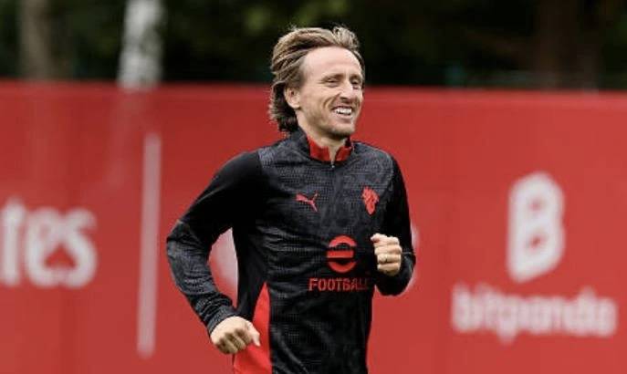 米兰猎物表态示好！德甲顶级左后卫今夏或低价来投，左路补强现曙光！